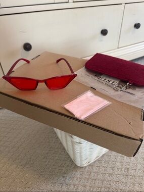 Feisedy Slim Red Cat-Eye Sunglasses for Women - with case and cleaning cloth